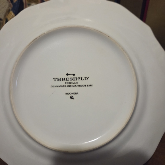 5 Threshold Elegant White Scalloped Salad 8 1/2" Plates - Picture 4 of 5